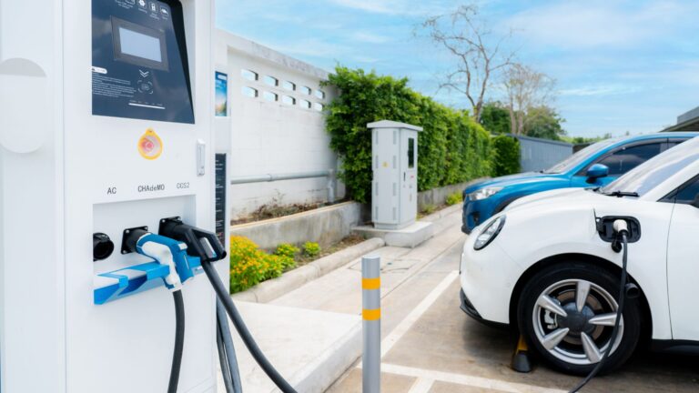 A sinergia entre veículos elétricos e energia renovável alimentando um futuro mais verde Green Initiative