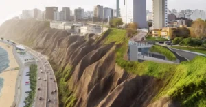 The Vaivén Miraflores cable car connecting the Miraflores boardwalk to Redondo Beach in Lima, Peru, featuring Doppelmayr technology and Carbon Neutral certification.